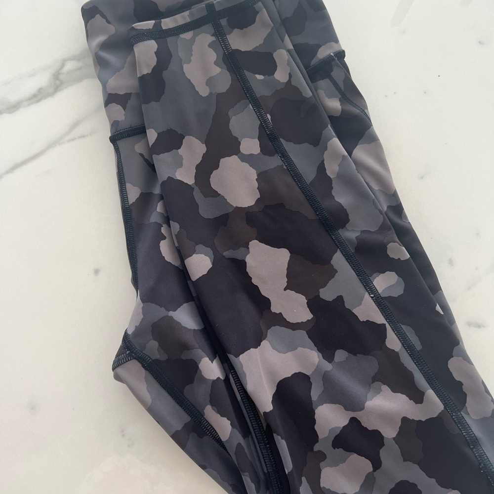 Athleta camo 7/8 leggings size M with pockets